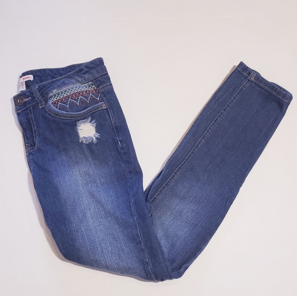 Skinny jeans with embroidery on pockets size 5